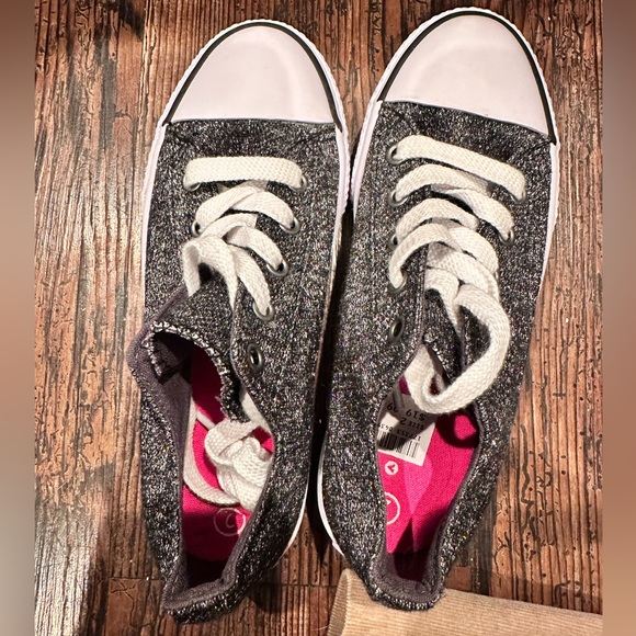 Girls Airwalk Chuck Converse Style sneakers size 2 - Picture 5 of 5